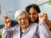 Seniorin und Pflegerin freuen sich zusammen