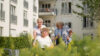 Senioren im Garten eines Krankenhauses
