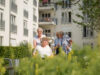 Senioren im Garten eines Krankenhauses