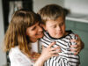 Frau mit Kind mit Down-Syndrom
