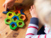 Ein Junge wird mit einem Holzspielzeug therapiert