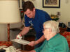 Pfleger und Seniorin